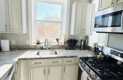Eckington Condo | Stylish DC Condo w/Balcony, Steps to Metro