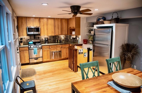 Commercial Street Condo | Stylish Dog-Friendly Condo - West End on Comm St