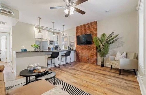 Point Breeze North Apartment | Stylish Retreat | 2BR Near Frick Park, Dining