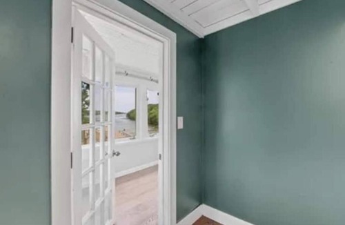 East Lyme House | Stylish Retreat Waterviews