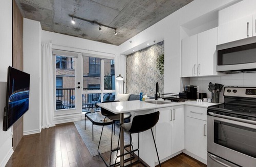 Milton Park Apartment | Suite 206 Downtown Montreal | W/Balcony, Queen Bed, Sofa Bed, Parking & 65` TV