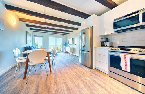 Wainfleet Cottage | Suite 213: Beautiful 3-Bedroom Beachfront Townhouse