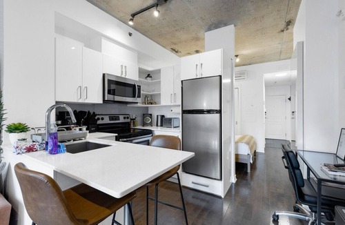 Milton Park Apartment | Suite 506 Downtown Montreal | W/Balcony, Queen Bed, Sofa Bed, Parking & 65` TV