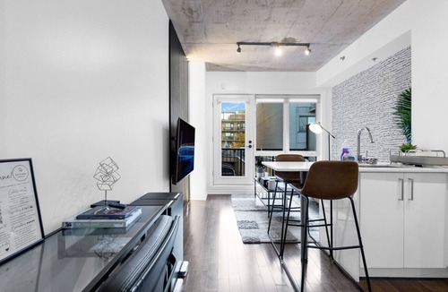 Milton Park Apartment | Suite 506 Downtown Montreal | W/Balcony, Queen Bed, Sofa Bed, Parking & 65` TV
