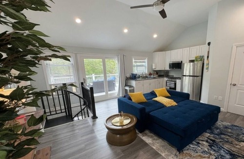 South Britain House | Sumak Kawsay - Life in harmony. Waterfront Hot Tub + NYC