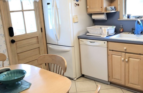Noyack House | SUMMER AUGUST & SEPTEMBER PRIVATE BEACH ON NOYAC BAY SAG HARBOR SPECTACULAR!