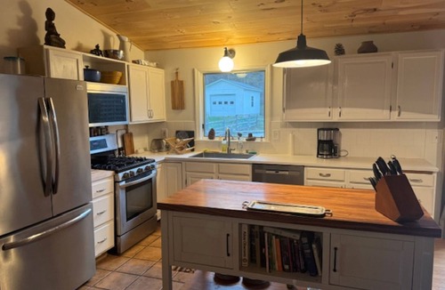 Ludlow House | SUMMER COTTAGE-SWIMMING POOL Hot Tub -Sauna-Pool Table-Ping Pong-Fire Pit
