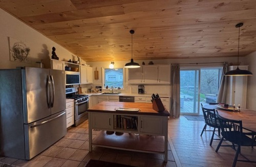 Ludlow House | SUMMER COTTAGE-SWIMMING POOL Hot Tub -Sauna-Pool Table-Ping Pong-Fire Pit