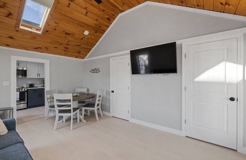 Hampton Cottage | Summer Escape Close to Beach, Ocean, Shops