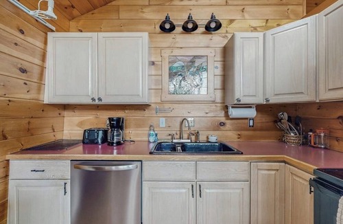 Naples House | Summer Fun, Lake View, Firepit, Outdoor grilling, walk to the lake