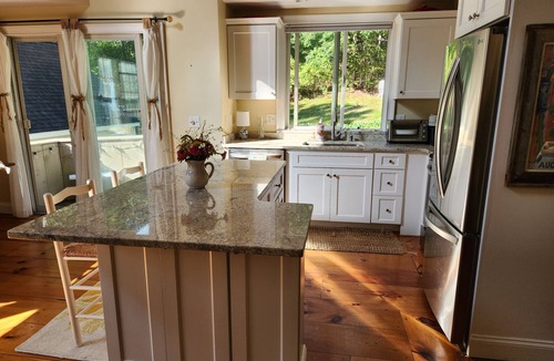 Charlestown House | Sun-filled Coastal Retreat/Beach Pass/1plus mile to Blue Shutters/Near All