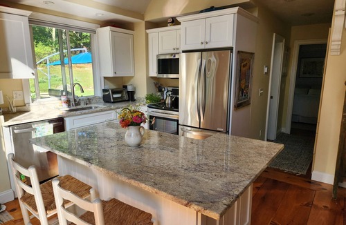Charlestown House | Sun-filled Coastal Retreat/Beach Pass/1plus mile to Blue Shutters/Near All