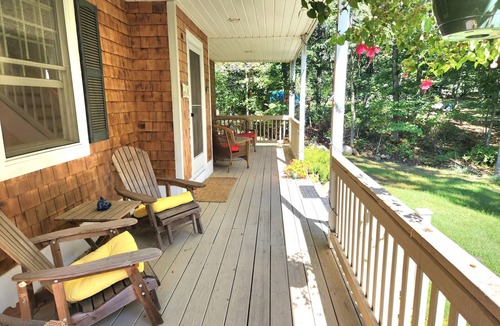 Charlestown House | Sun-filled Coastal Retreat/Beach Pass/1plus mile to Blue Shutters/Near All