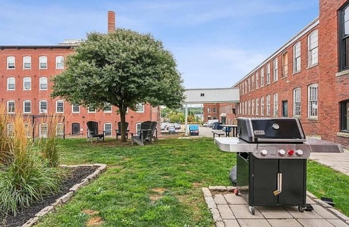 Biddeford Apartment | Sun-Lit Executive's Rest