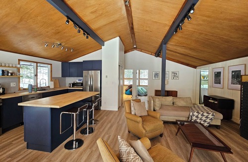 Jamaica Ski Chalet | Sun & Snow Chalet @ Stratton