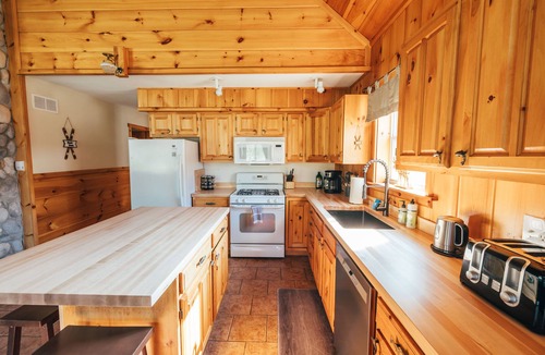 Sunday River Area Ski Chalet | Sunday River Chalet w/Hot Tub, Fire Pit & River Access Near Ski Lifts