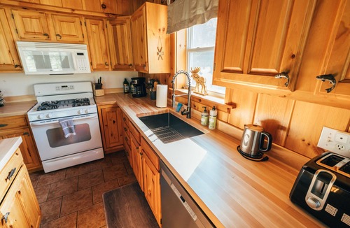 Sunday River Area Ski Chalet | Sunday River Chalet w/Hot Tub, Fire Pit & River Access Near Ski Lifts