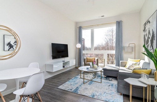 The Hill Apartment | Sunlit Apartment w/ Parking & Gym Downtown at Yale