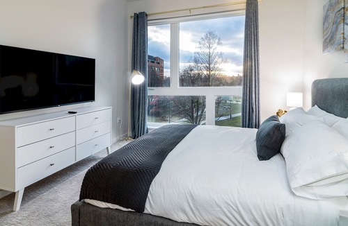 The Hill Apartment | Sunlit Apartment w/ Parking & Gym Downtown at Yale