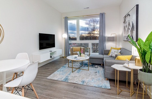 The Hill Apartment | Sunlit Apartment w/ Parking & Gym Downtown at Yale