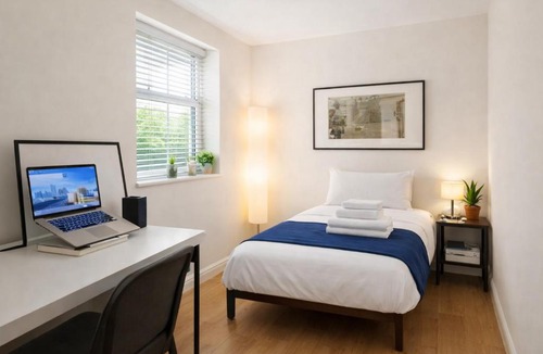 East Harlem Apartment | Sunlit Luxury 2BR Harlem Brownstone Retreat - Near Express Trains
