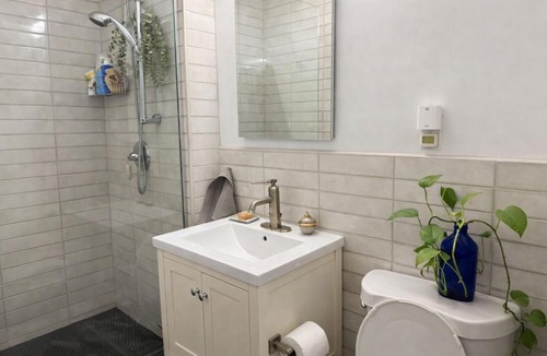 East Harlem Apartment | Sunlit Luxury 2BR Harlem Brownstone Retreat - Near Express Trains