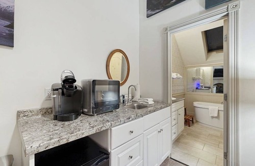 Jackson Apartment | Sunlit Suite with a Kitchenette, Gas Fireplace, Fast WiFi, Patio, & Pool