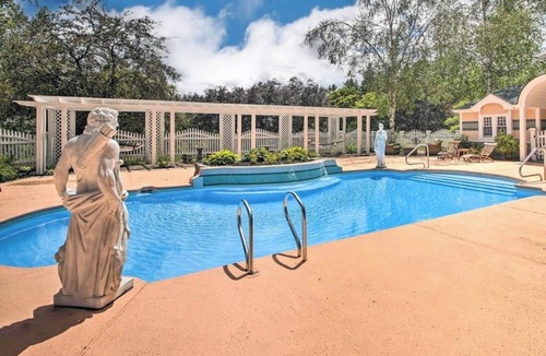 Jackson Apartment | Sunlit Suite with a Kitchenette, Gas Fireplace, Fast WiFi, Patio, & Pool