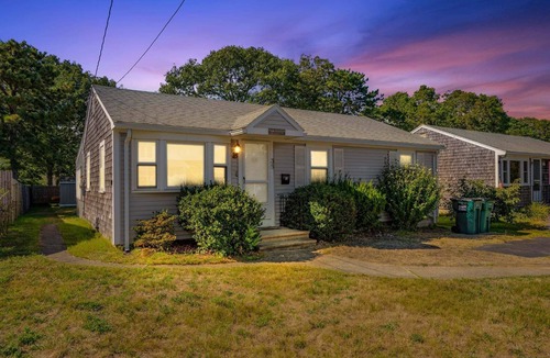 West Yarmouth Cottage | Sunny Cape Cod Cottage Near Lewis Bay