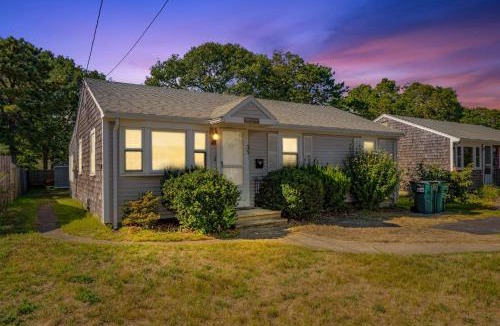 West Yarmouth House | Sunny Cape Cod Cottage Near Lewis Bay