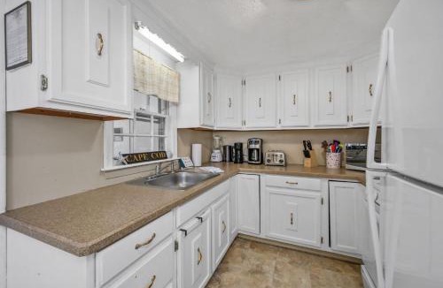 West Yarmouth House | Sunny Cape Cod Cottage Near Lewis Bay