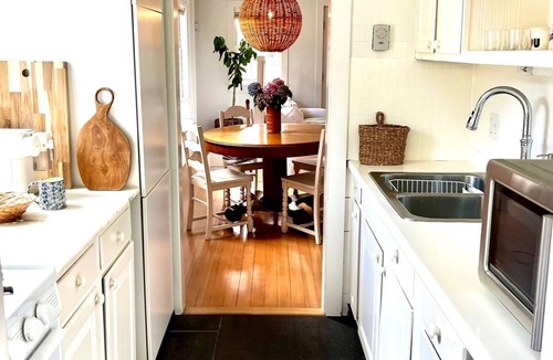 Lagoon Heights Cottage | Sunny Oak Bluffs cottage minutes from beach