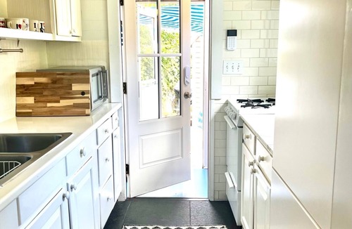 Lagoon Heights Cottage | Sunny Oak Bluffs cottage minutes from beach