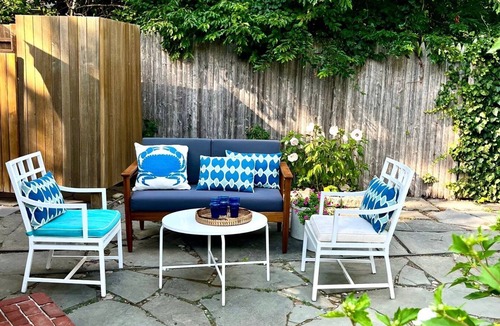 Lagoon Heights Cottage | Sunny Oak Bluffs cottage minutes from beach