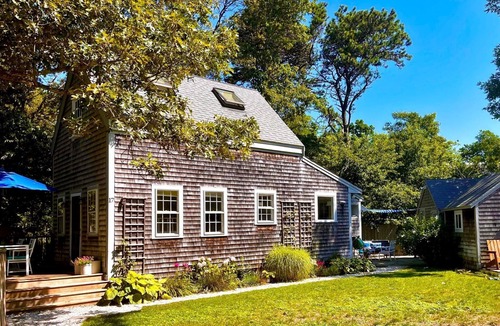 Lagoon Heights Cottage | Sunny Oak Bluffs cottage minutes from beach