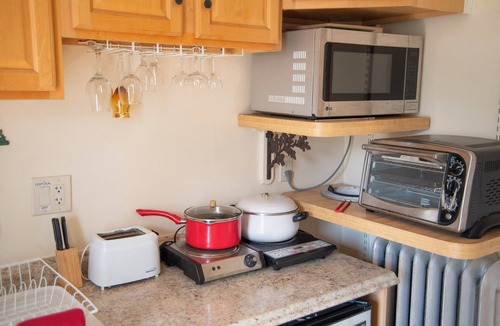 Jones Hill Apartment | Sunny Ocean-View Suite near subway w/kitchen & private bath