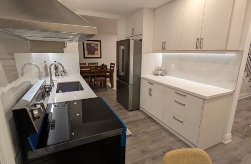 Newmarket House | SunnyHaven Retreat: 3BR Spring Escape | 5-Car Parking | Steps to Southlake
