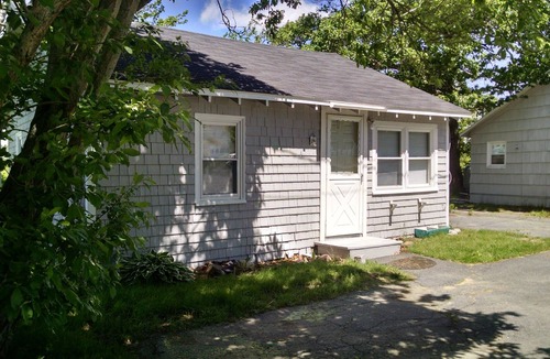Pine Point Cottage | Sunrise Cottage - Pine Point Promises- 2 minute walk to beach. Sleeps 4 in beds