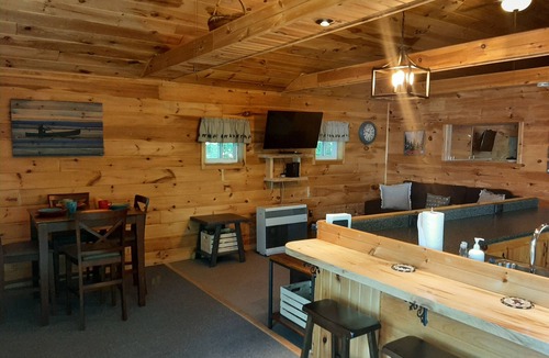 East Corinth Cabin | Sunrise Views Cabin with AC, Game Room & Bar