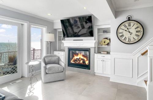 Milford House | Sunrise Waterfront Retreat