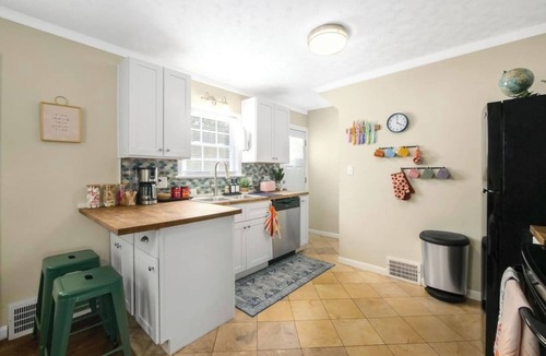 South Euclid House | Sunscape Bungalow: Close to Hospitals|Quiet Nborhd |Office|WD|Deck