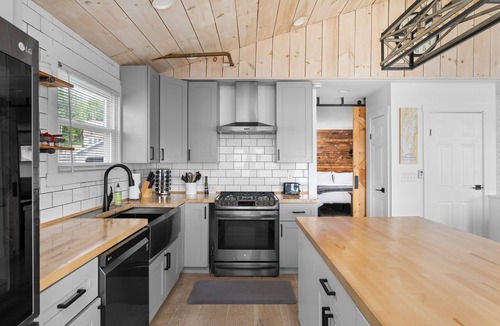 Colchester House | Sunset Getaway ~ Sleeps 8 with Private Beach and Hot Tub