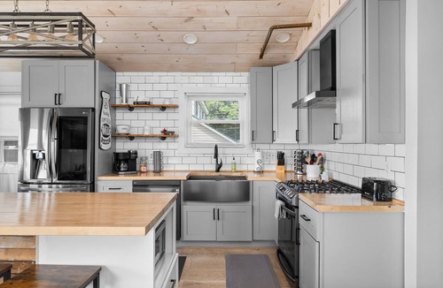 Colchester House | Sunset Getaway ~ Sleeps 8 with Private Beach and Hot Tub