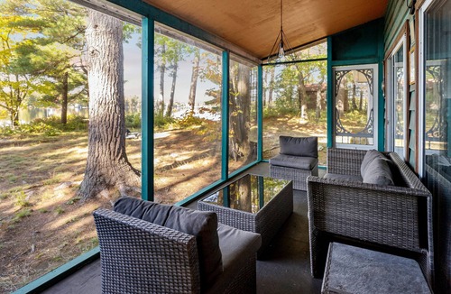 Gravenhurst Cottage | Sunset Point | Kahshe Lake -Private Oasis w/Full Size Tennis Court & Waterslide