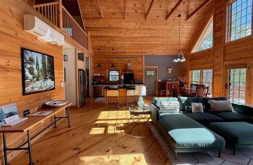 Glendale House | Sunset River Views, SIP, Spotless, Sleeps 8