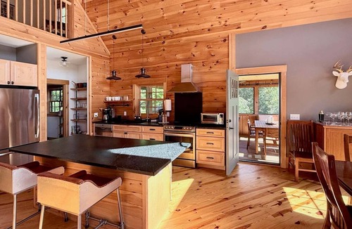 Glendale House | Sunset River Views, SIP, Spotless, Sleeps 8