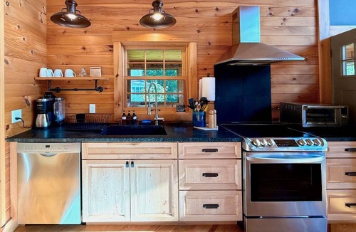 Glendale House | Sunset River Views, SIP, Spotless, Sleeps 8
