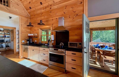 Glendale House | Sunset River Views, SIP, Spotless, Sleeps 8