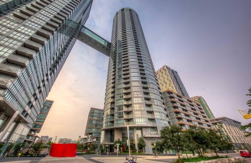 Bathurst Quay House | Sunset Views 1+1 2br condo with P near CN Tower
