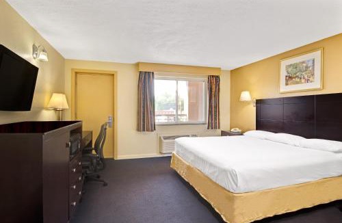 Milford Hotel | Super 8 by Wyndham Milford/New Haven